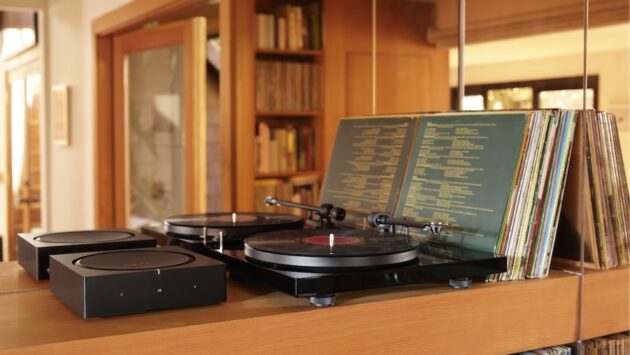 Sonos Amp next to a turntable on top of a wooden record case.